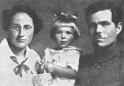 Махно Нестор Иванович с женой и дочерью